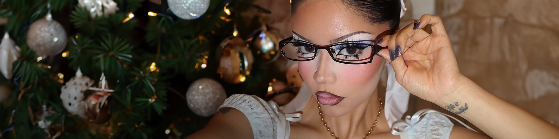 Model wearing Giant Vitnage Bayonetta style glasses for our Holiday 30% Off sale with code HOLIDAY30